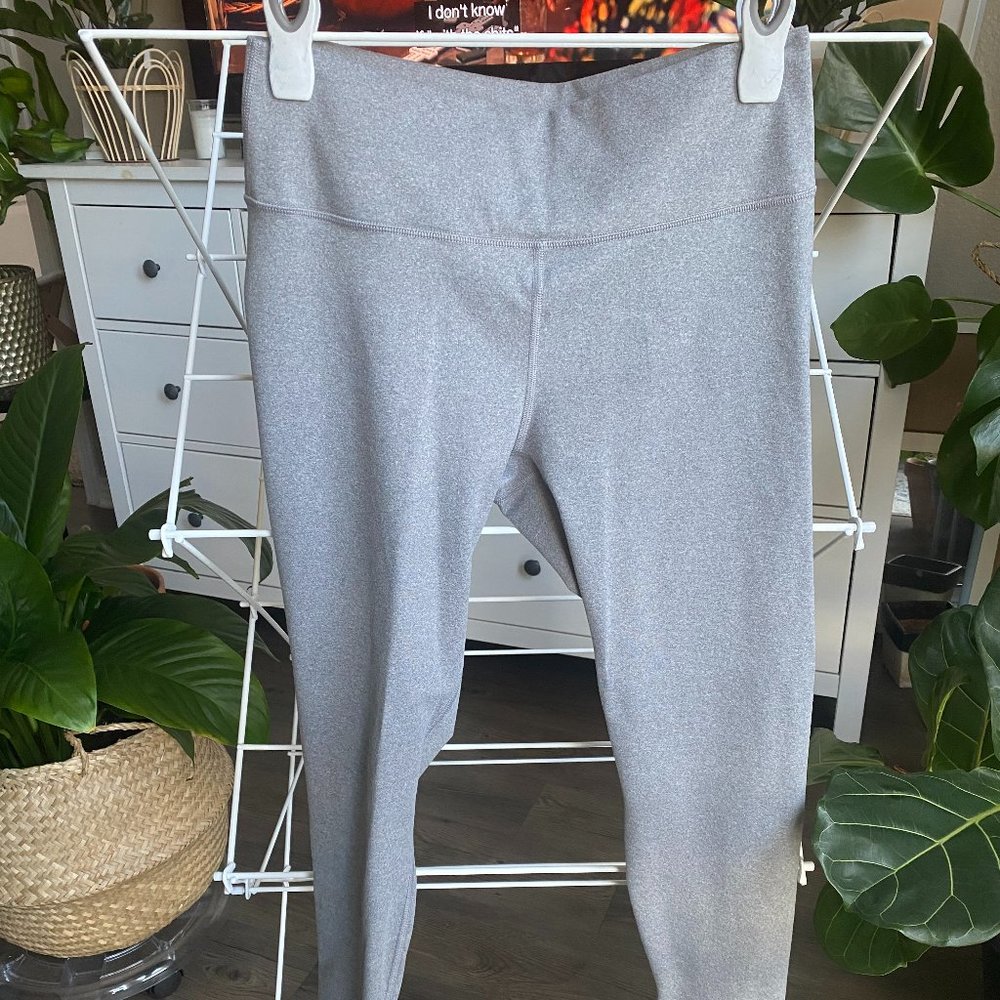 Fabletics High-Waisted Heather Grey Capri